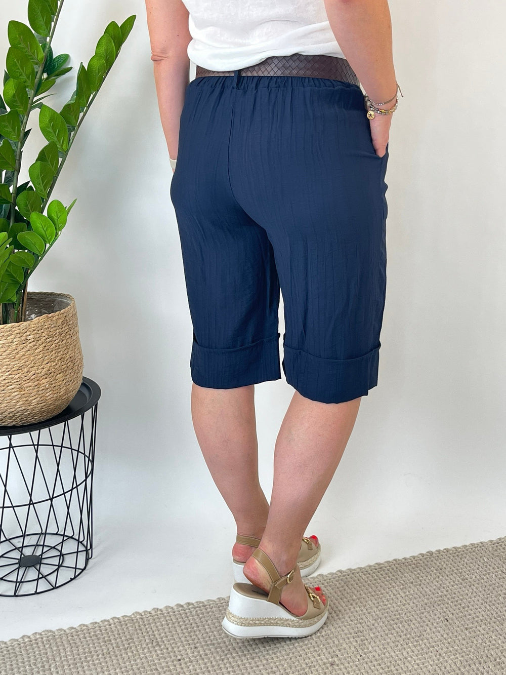Rückansicht marineblauer Bermuda-Shorts mit Ziergürtel und entspannter Passform