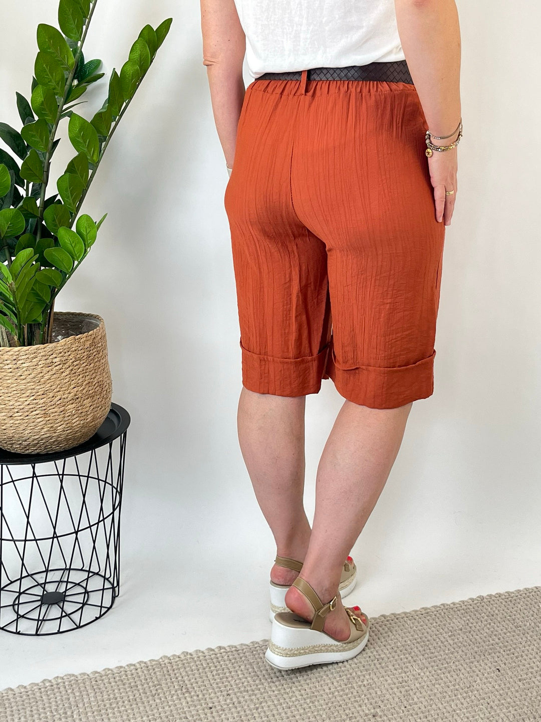 Rückansicht orange Bermuda-Shorts mit elastischem Bund und gerüschter Naht