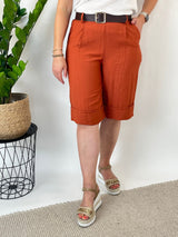 Orange Bermudashorts mit vertikalem Strickmuster und braunem Gürtel