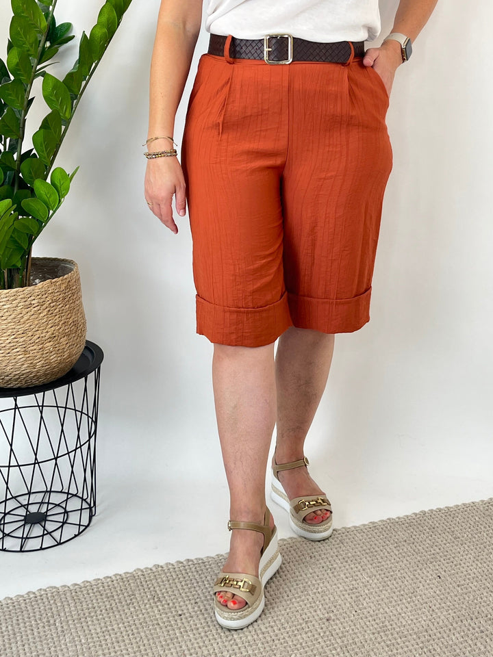 Orange Bermudashorts mit vertikalem Strickmuster und braunem Gürtel