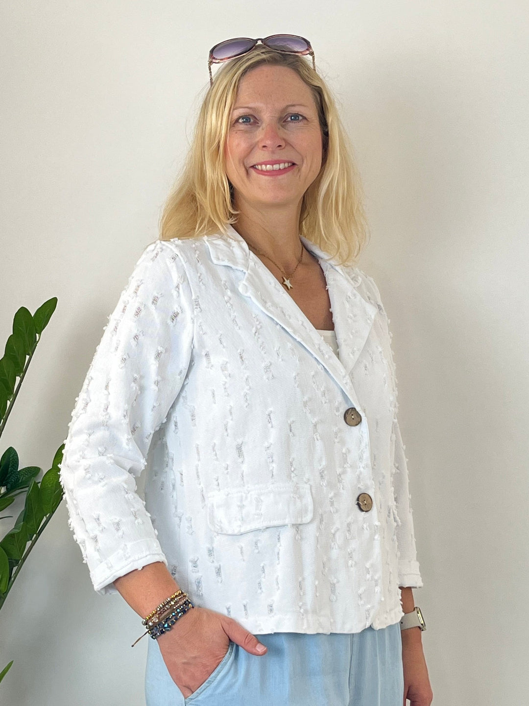 Weiße Damen-Strukturware Blazer mit V-Ausschnitt, Knöpfen und Brusttasche