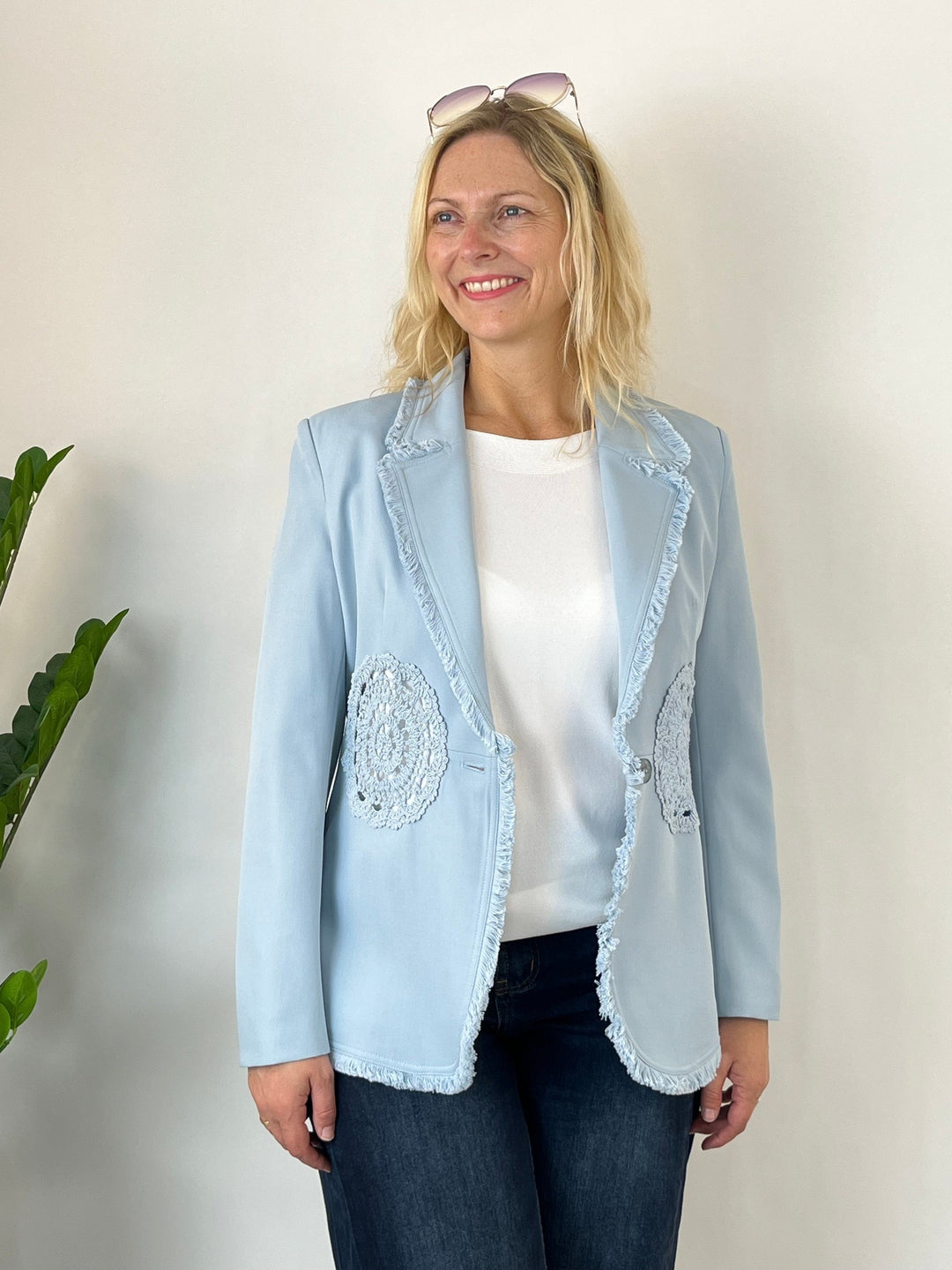 Frontalansicht hellblauer Blazer mit symmetrischen Häkelspitzen