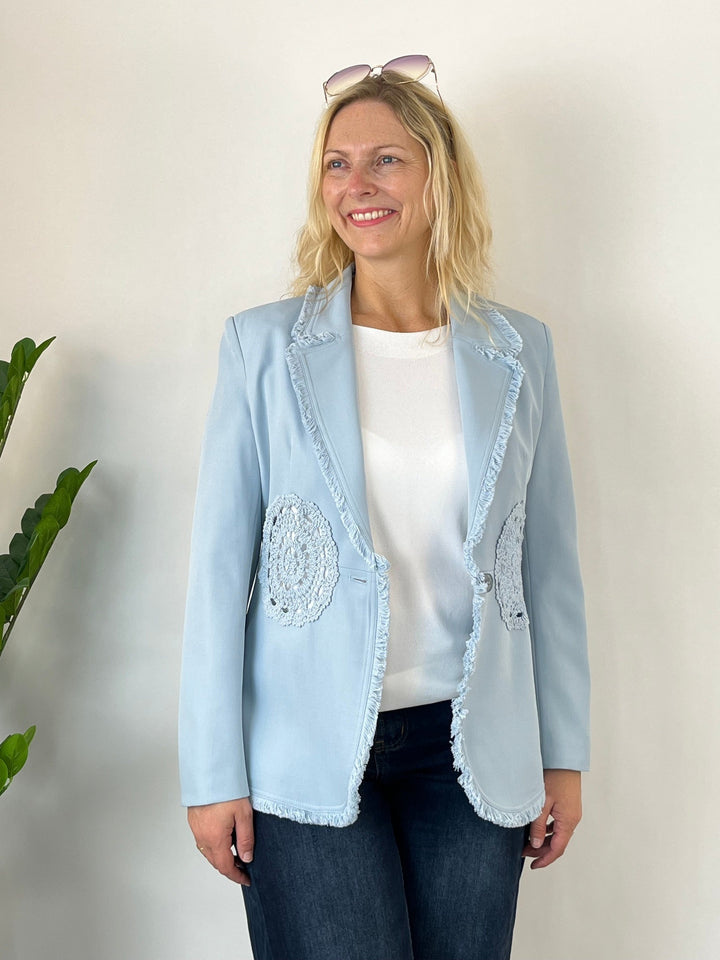 Frontalansicht hellblauer Blazer mit symmetrischen Häkelspitzen