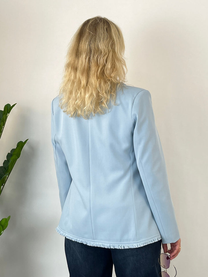 Rückansicht hellblauer Blazer mit Fransenkante am Saum