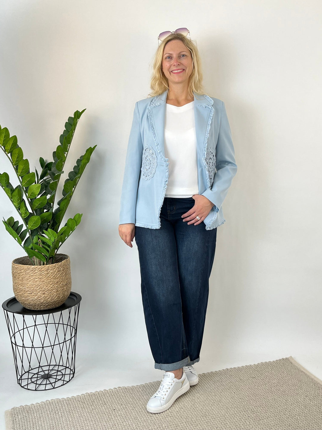 Ganzkörperansicht hellblauer Blazer mit Häkelspitzen-Details