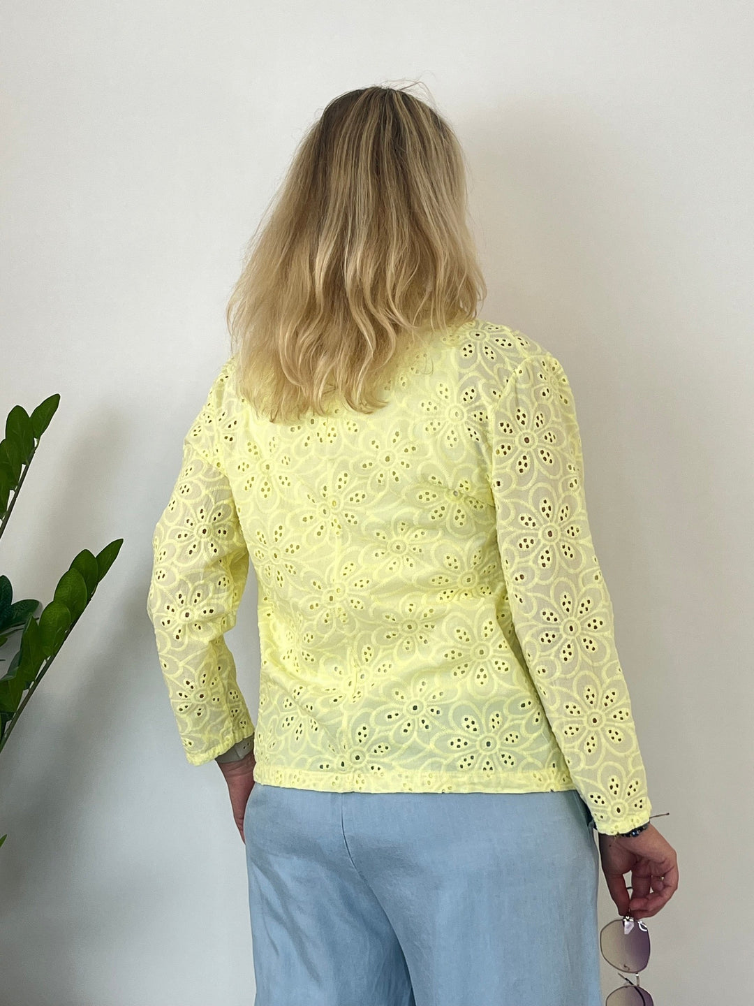 Rückansicht des ungefütterten gelben Blazers mit durchgehendem Stickereimuster