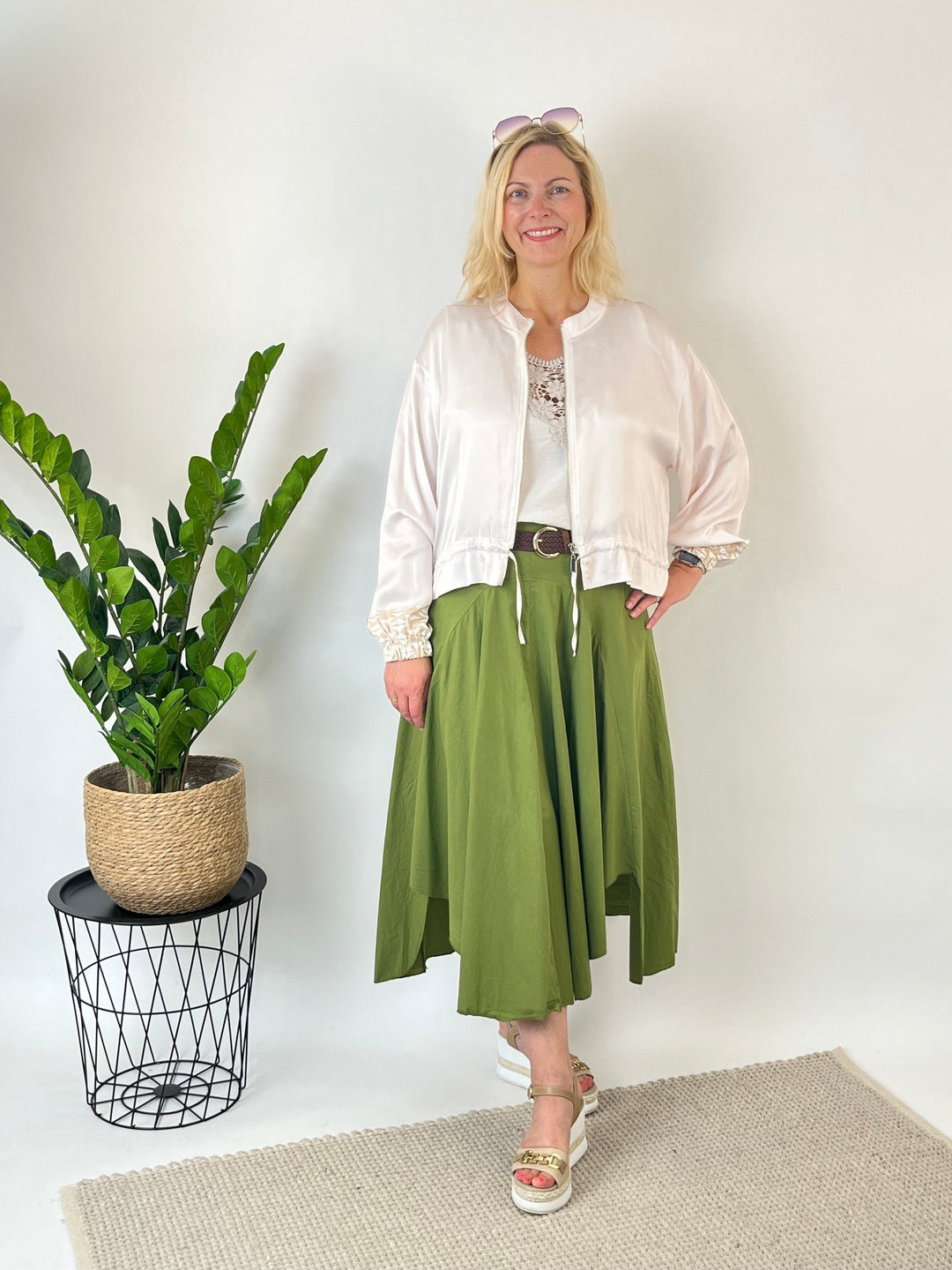 Ecru Blouson Bella Italia Frontalansicht mit asymmetrischem Rock