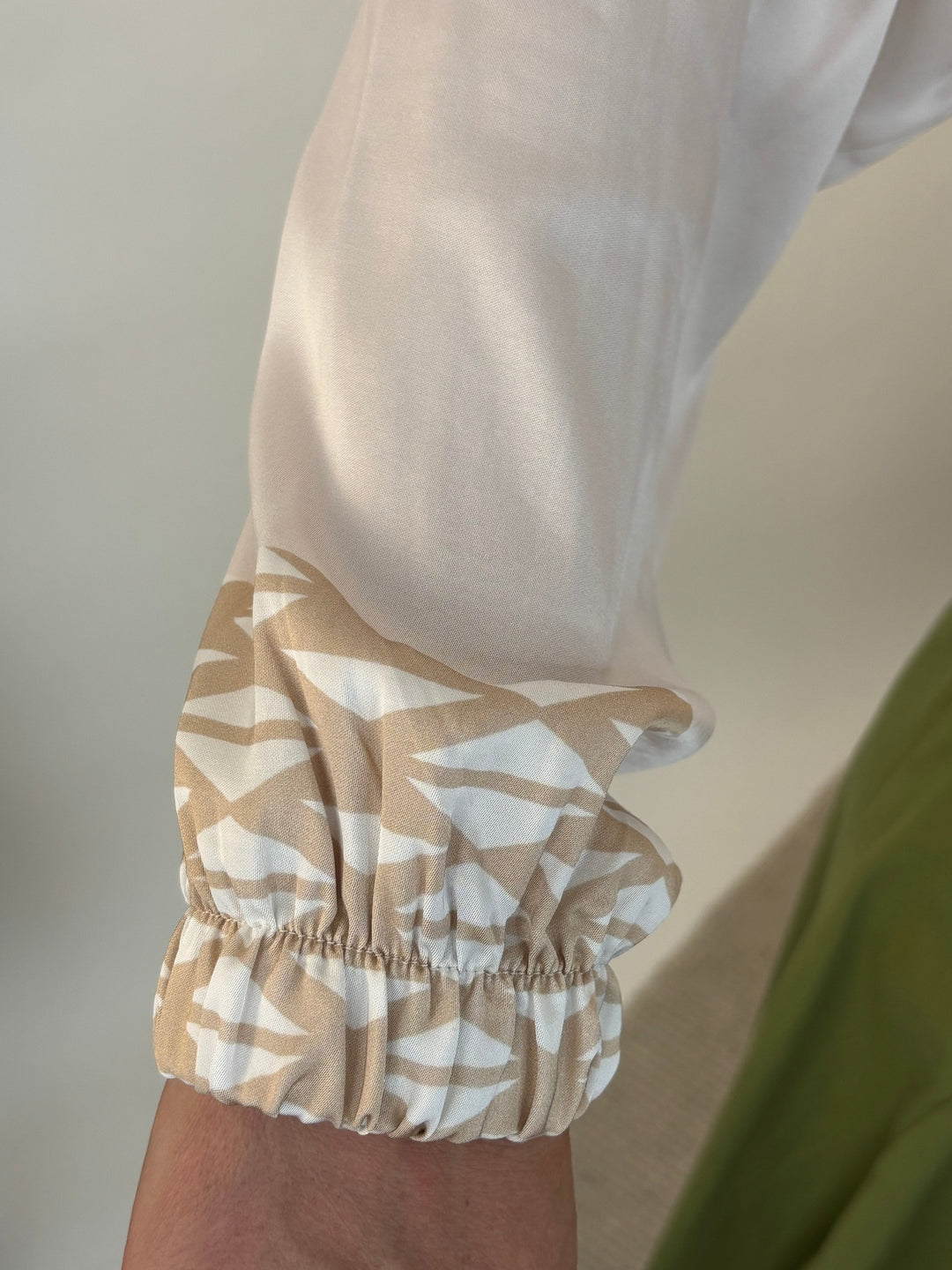 Detail ecru Blouson Ärmelbund mit beige-weißem geometrischem Muster