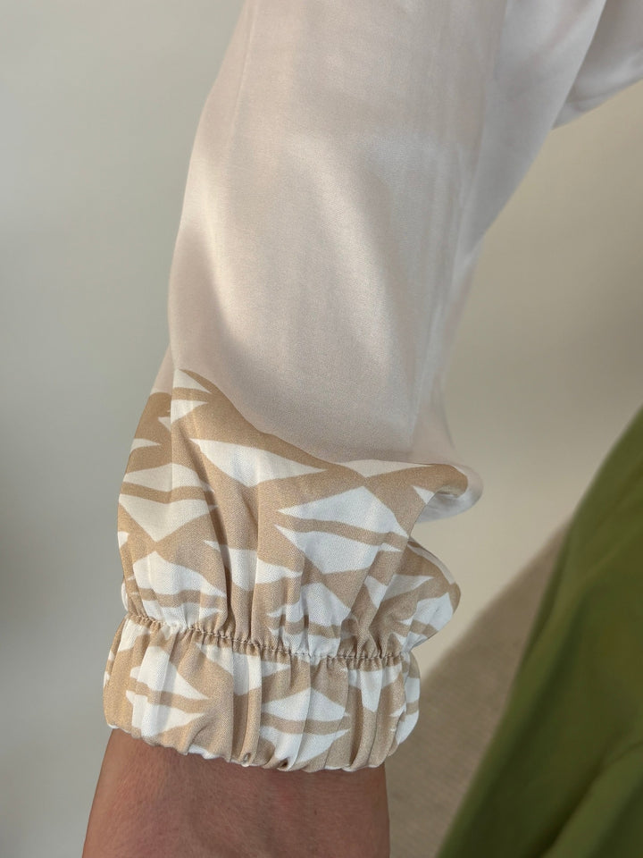 Detail ecru Blouson Ärmelbund mit beige-weißem geometrischem Muster