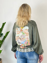 Detailaufnahme Rückenmotiv der khakifarbenen Blouson-Jacke mit Kirchen, Brücke und Zitronen im Aquarellstil
