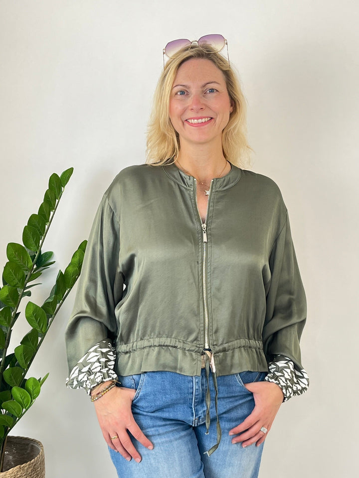Vorderansicht khakifarbene Blouson-Jacke mit Rundhalsausschnitt, gerüschten Ärmeln und Tunnelzug
