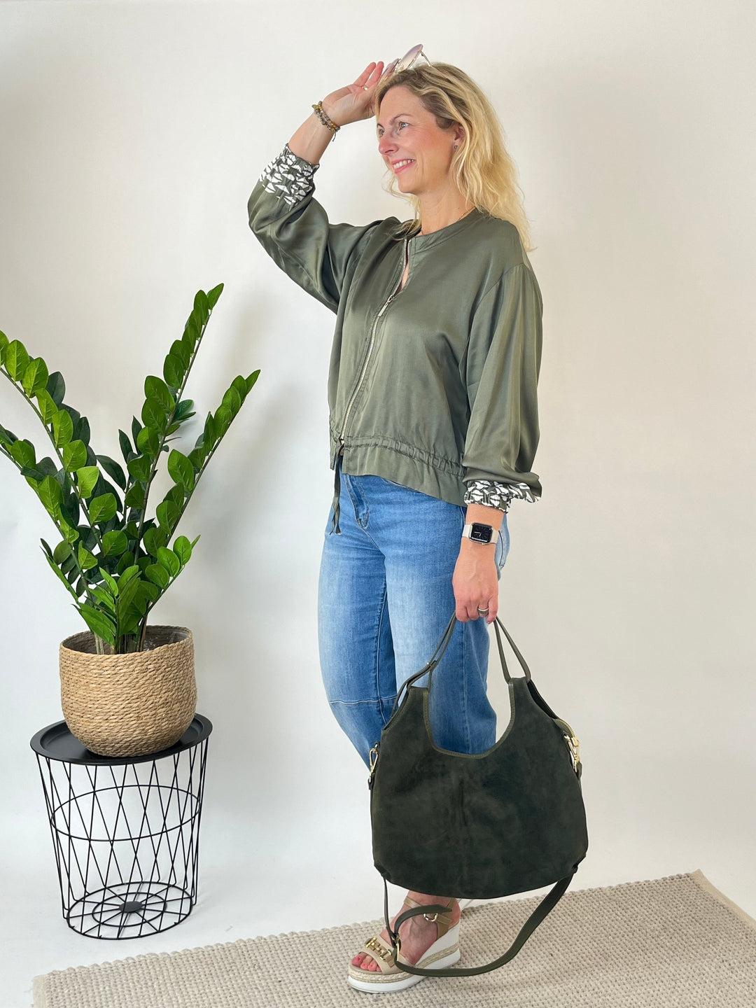 Seitenansicht lockere khakifarbene Blouson-Jacke mit überschnittenen Schultern und geometrischen Manschetten