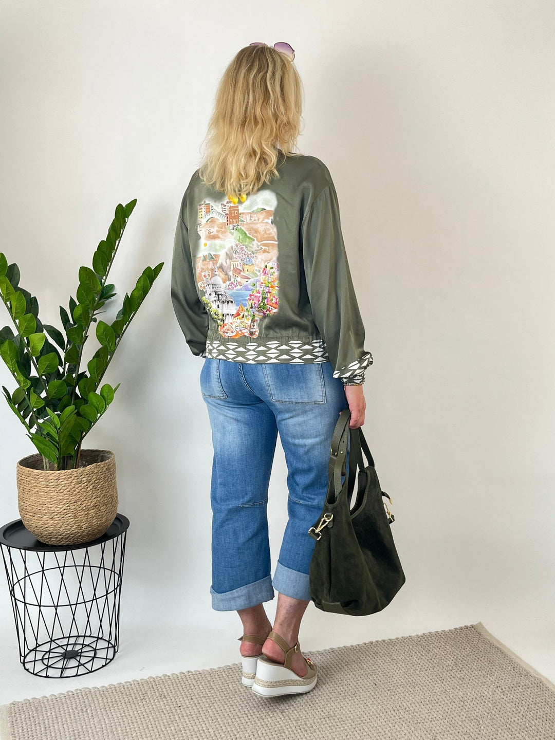 Khakifarbene Bella Italia Blouson-Jacke mit italienischem Aquarell-Rückenmotiv und geometrischem Saum