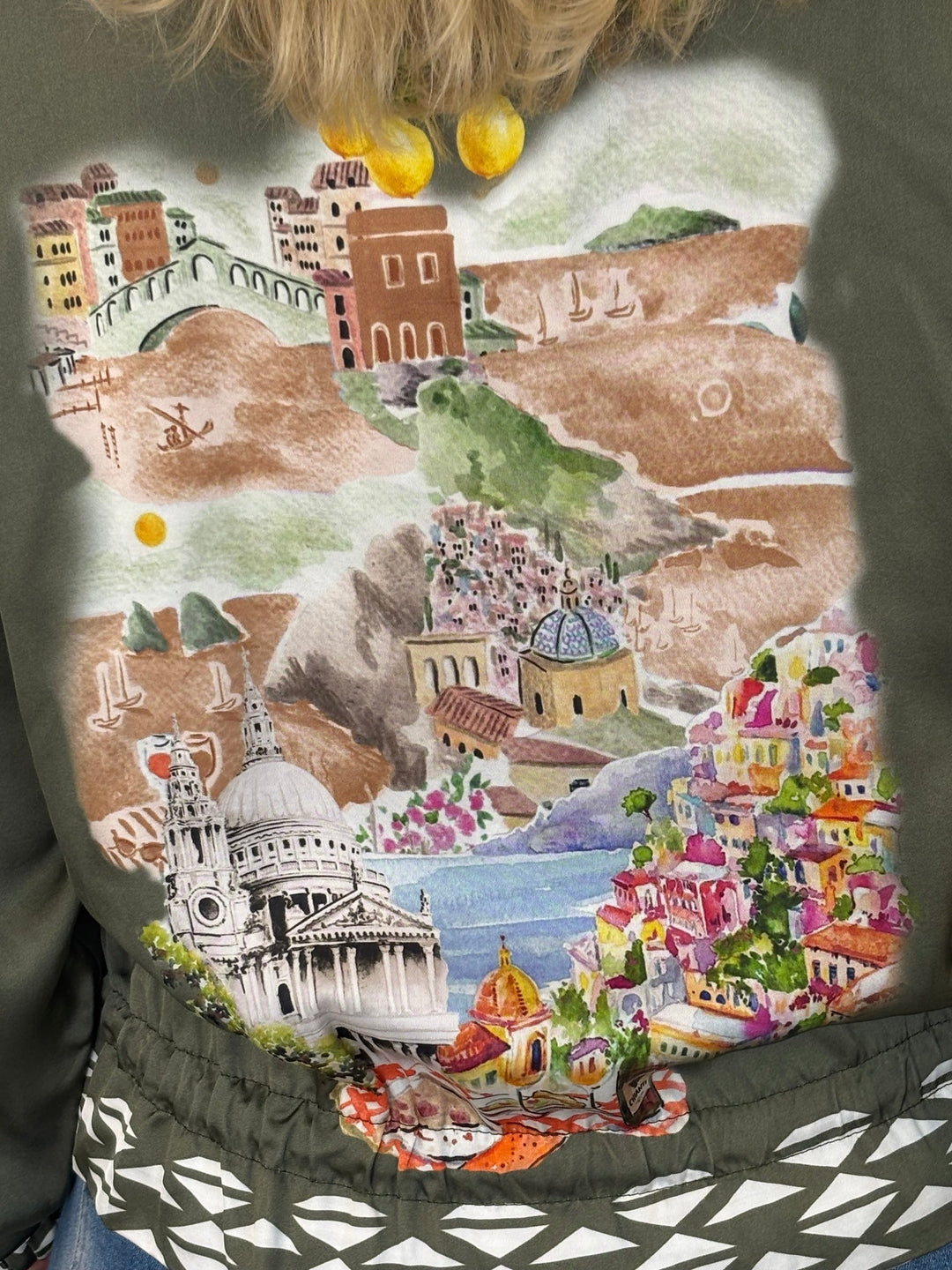 Nahaufnahme des Aquarell-Rückenmotivs der Bella Italia Jacke mit Kirche, Meer und Zitronen