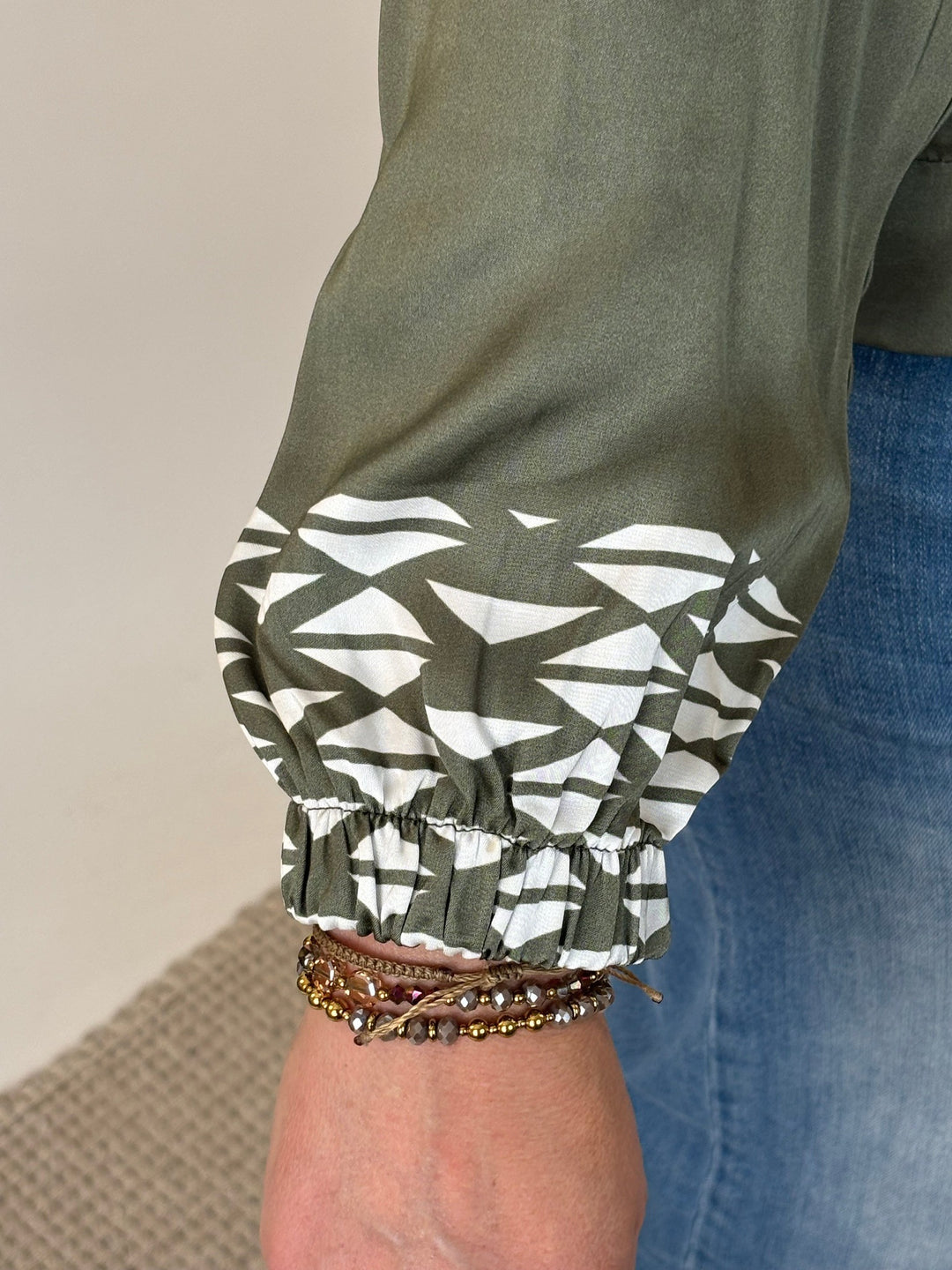 Rückansicht khakifarbene Blouson-Jacke mit farbigem Italien-Motiv und weißem Dreieckmuster-Saum