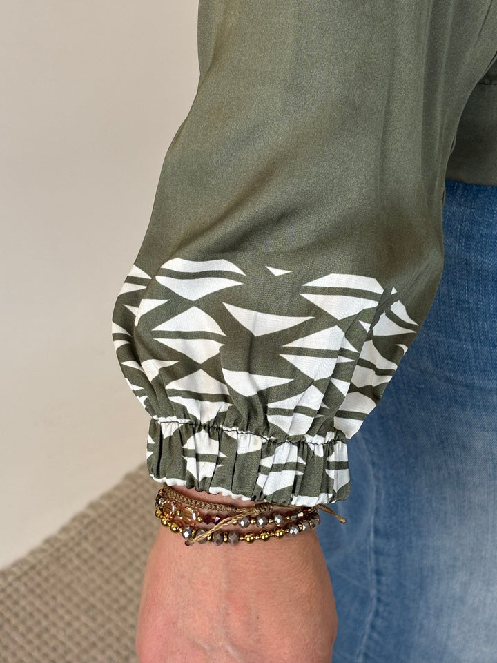 Rückansicht khakifarbene Blouson-Jacke mit farbigem Italien-Motiv und weißem Dreieckmuster-Saum