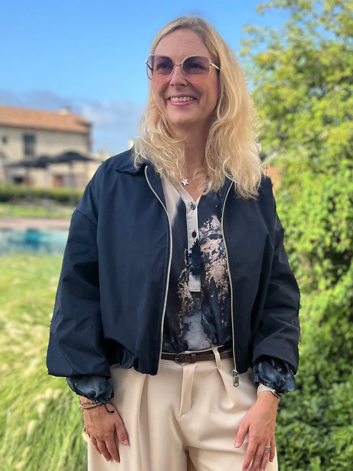 Marine Blousonjacke mit Ballonärmeln im Outdoor-Einsatz
