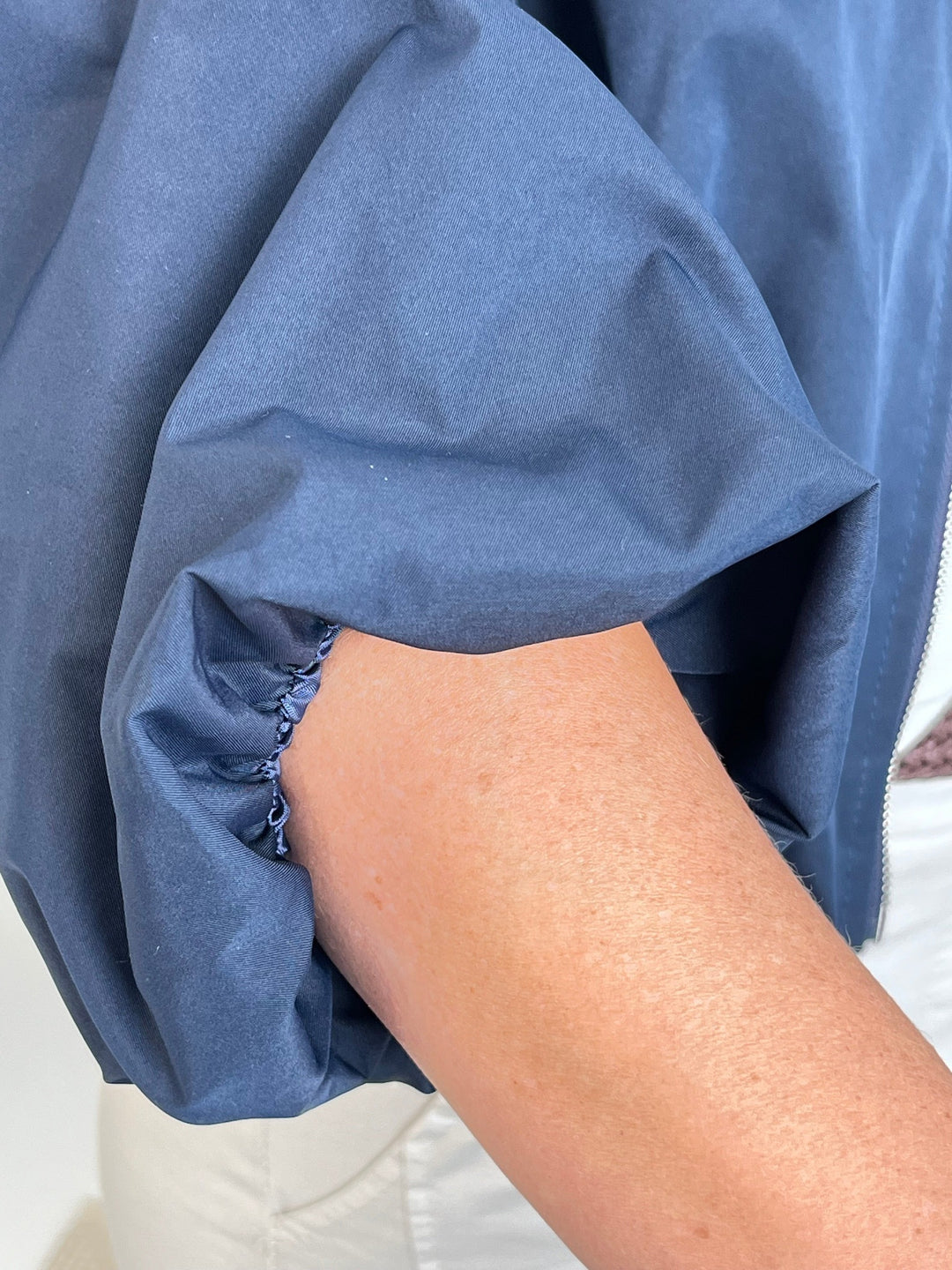 Nahaufnahme geraffter Ärmelbündchen der Blousonjacke
