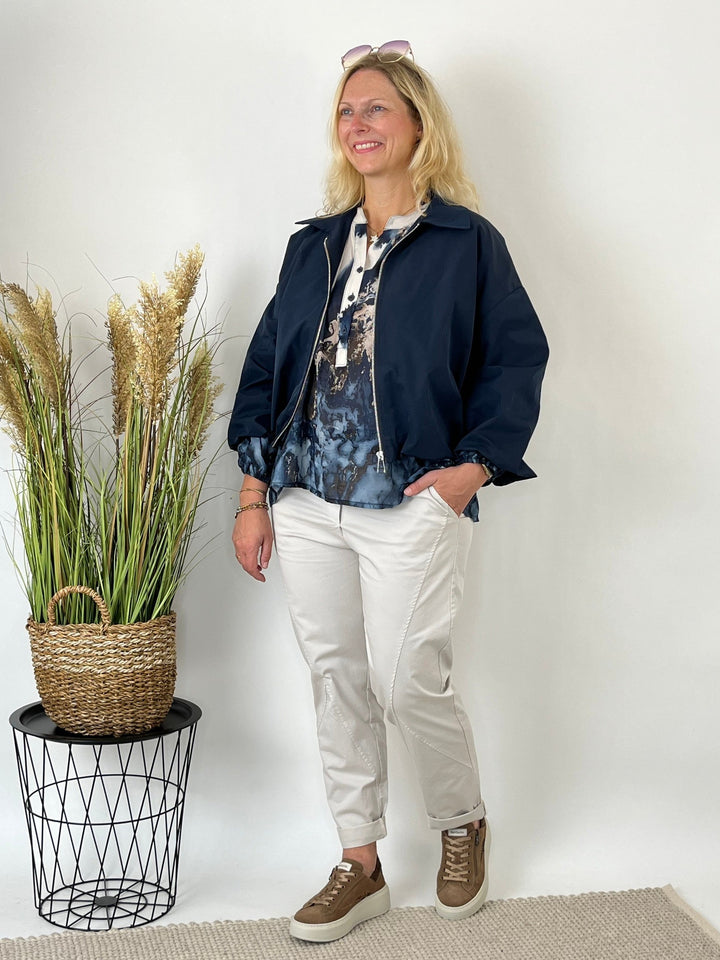 Marineblaue Blousonjacke mit Ballonärmeln im Seitenprofil