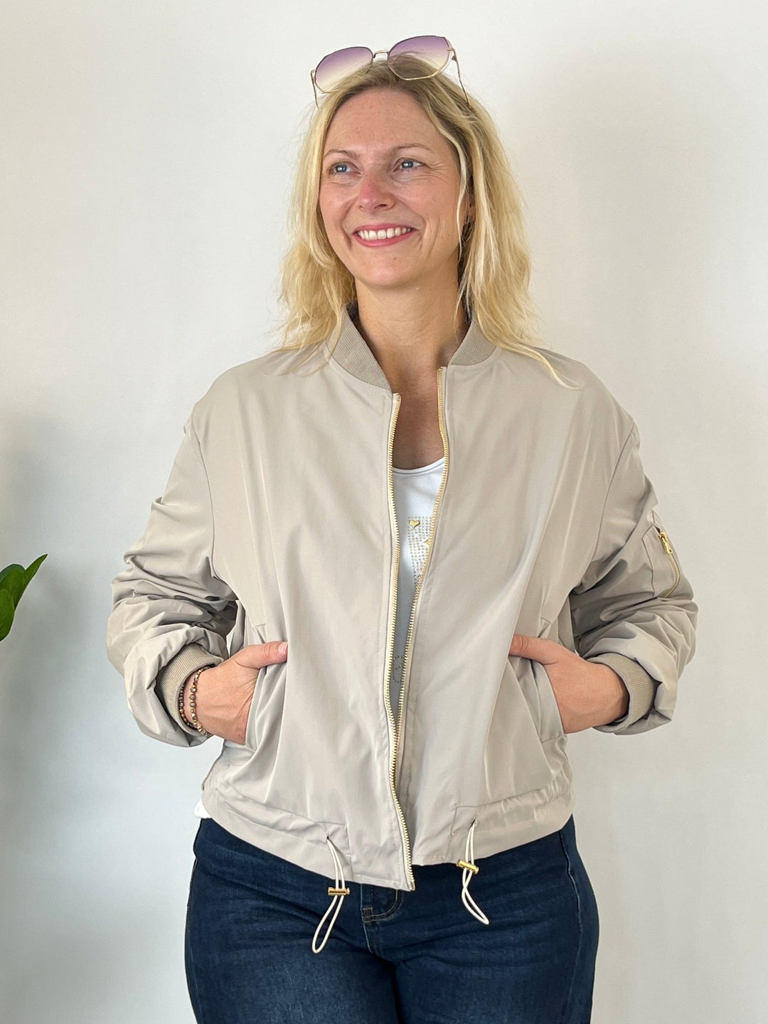 Frontalansicht beige Blouson mit zugezogenem Reißverschluss in Tasche