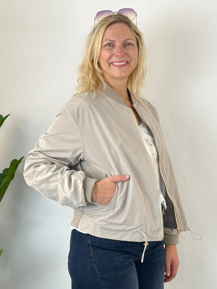 Nahaufnahme Seitentasche und Tunnelzug am Saum der beige Jacke