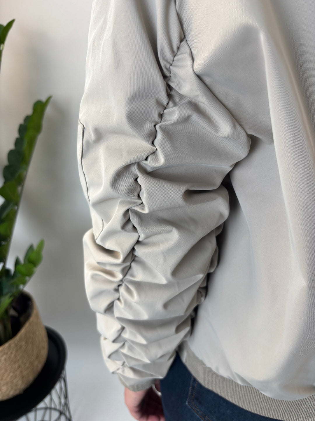 Detailaufnahme glatte Textur und Raffungen am Ärmel der Jacke