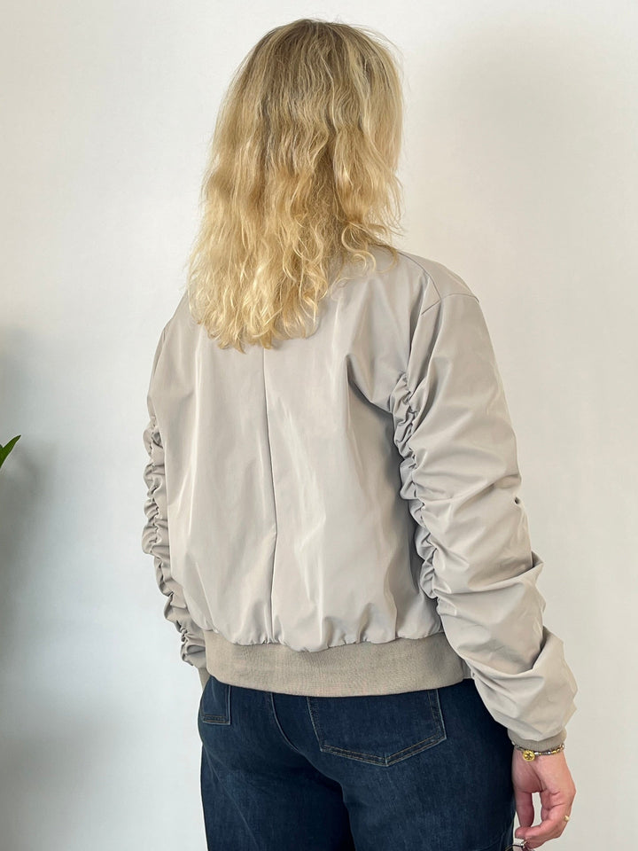 Rückansicht beige Blouson mit gerafften Ärmeln und elastischem Saum