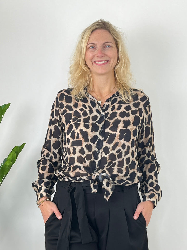 Schwarz-beige Bluse mit Knopfleiste und verknotetem Saum, Frontalansicht