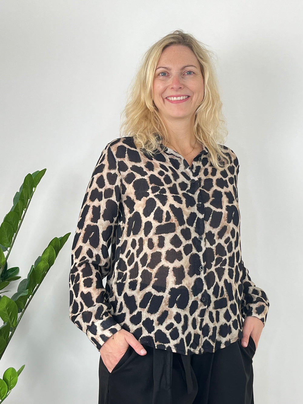 V-Ausschnitt Schwarz-Beige-Wildtier-Bluse mit langer Ärmel und Knopfleiste
