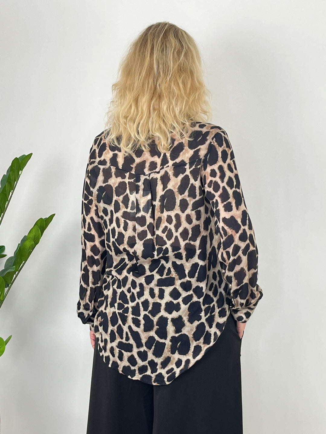 Rückansicht schwarz-beige Leoparden-Bluse mit vertikalem Falten detail