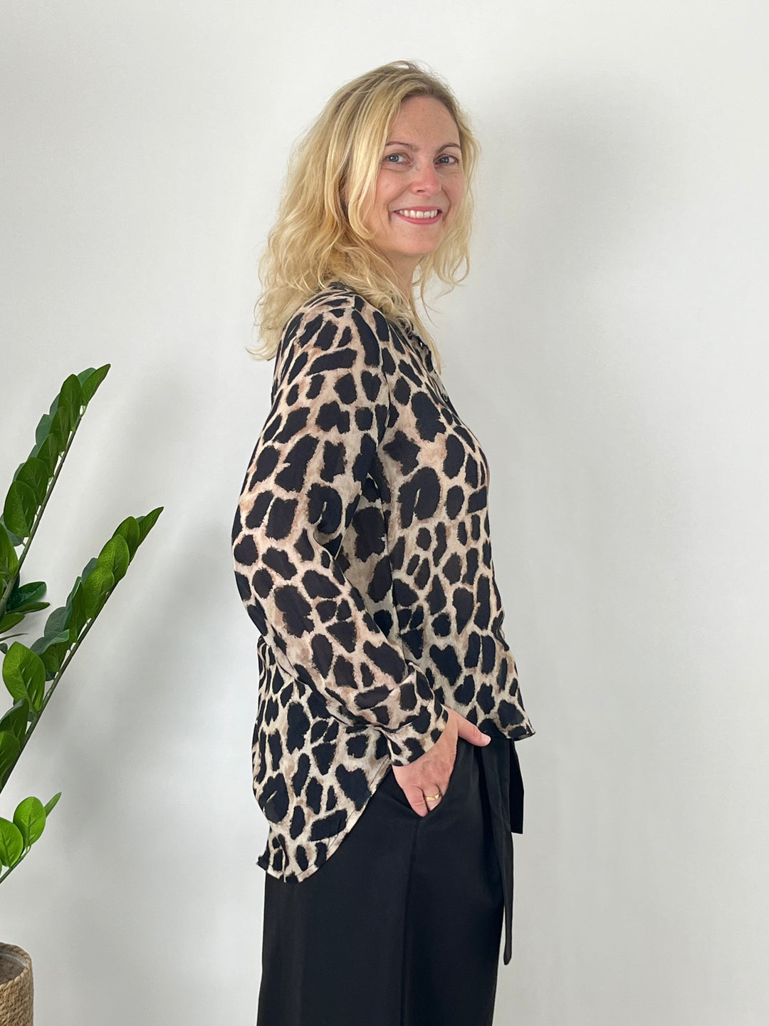 Schwarz-beige Wildtier-Bluse mit Kragen und fließendem Stoff, Seitenansicht