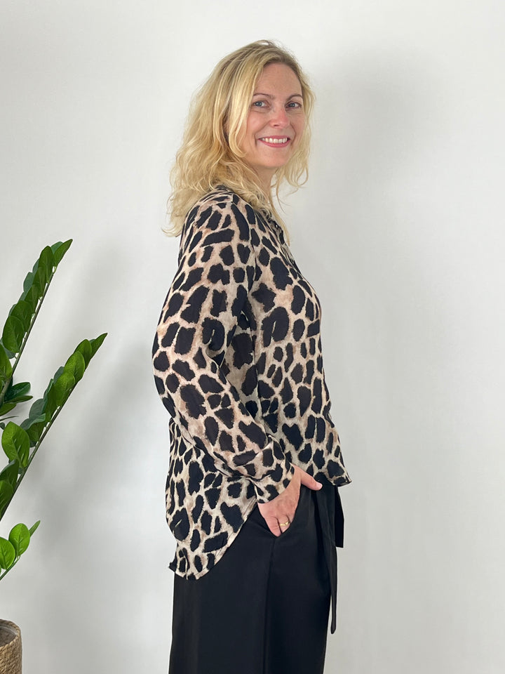 Schwarz-beige Wildtier-Bluse mit Kragen und fließendem Stoff, Seitenansicht