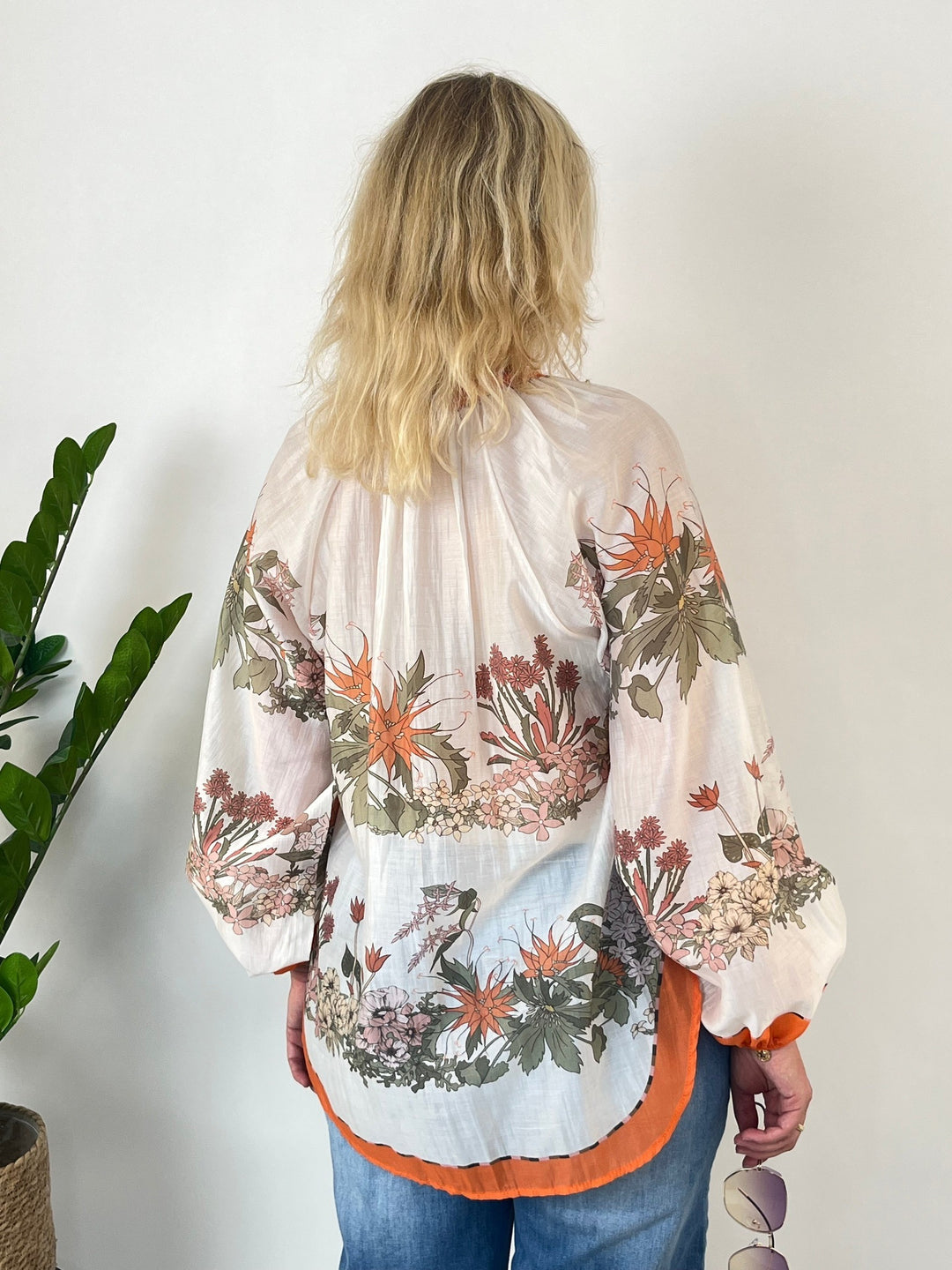 Rückansicht florale Sommerbluse mit elastischen Ärmelabschlüssen