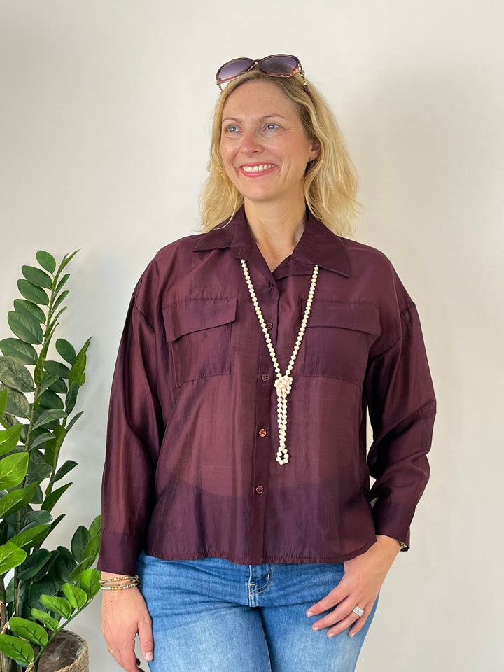 Frontalansicht bordeauxrote Lyocell Bluse mit Knopfleiste