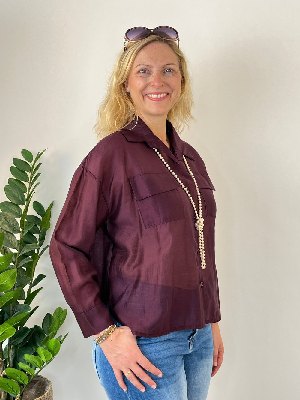 Bordeaux Bluse leicht transparent mit Brusttaschen und Hemdkragen