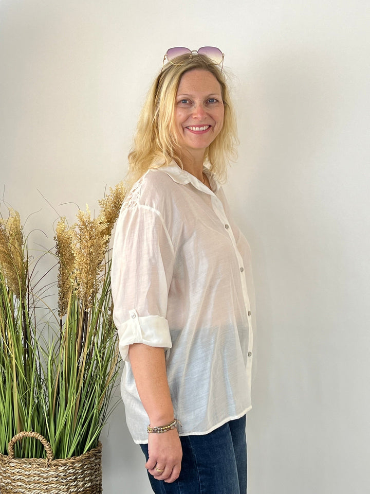 Ecru Bluse mit hochgekrempelten, fixierten Ärmeln