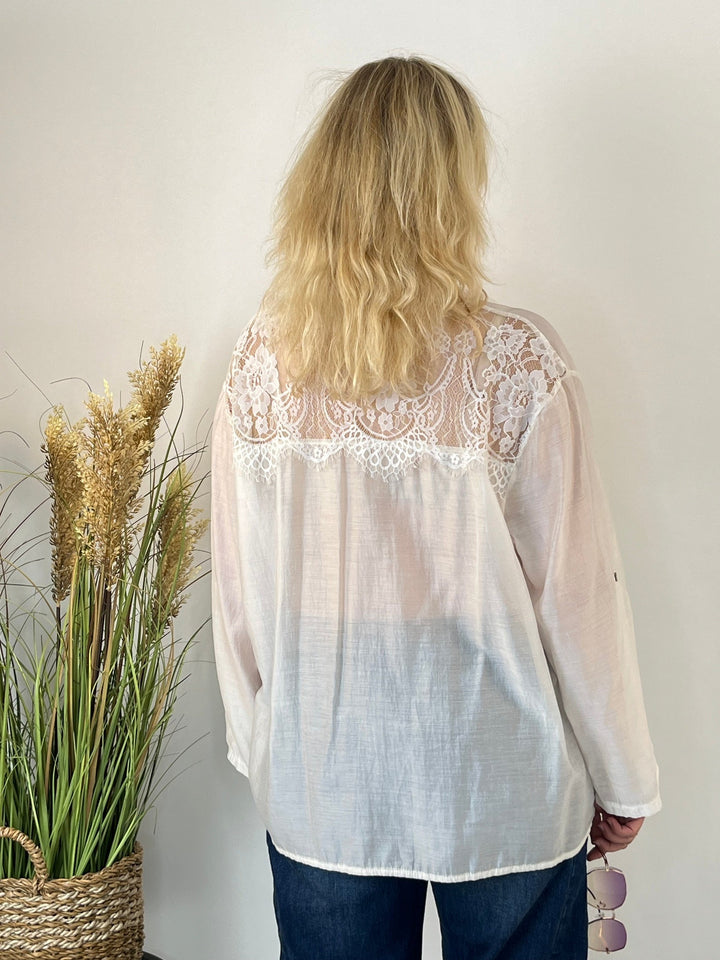 Rückansicht der ecru Bluse mit floraler Spitze