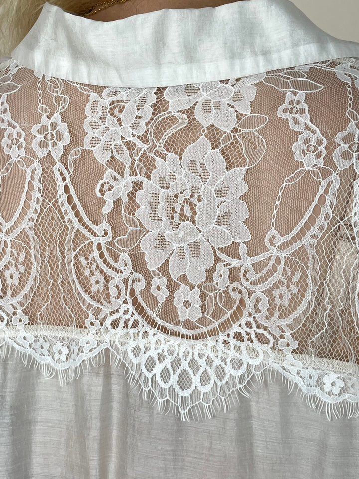 Detailaufnahme des weißen Spitzeneinsatzes auf dem Rücken