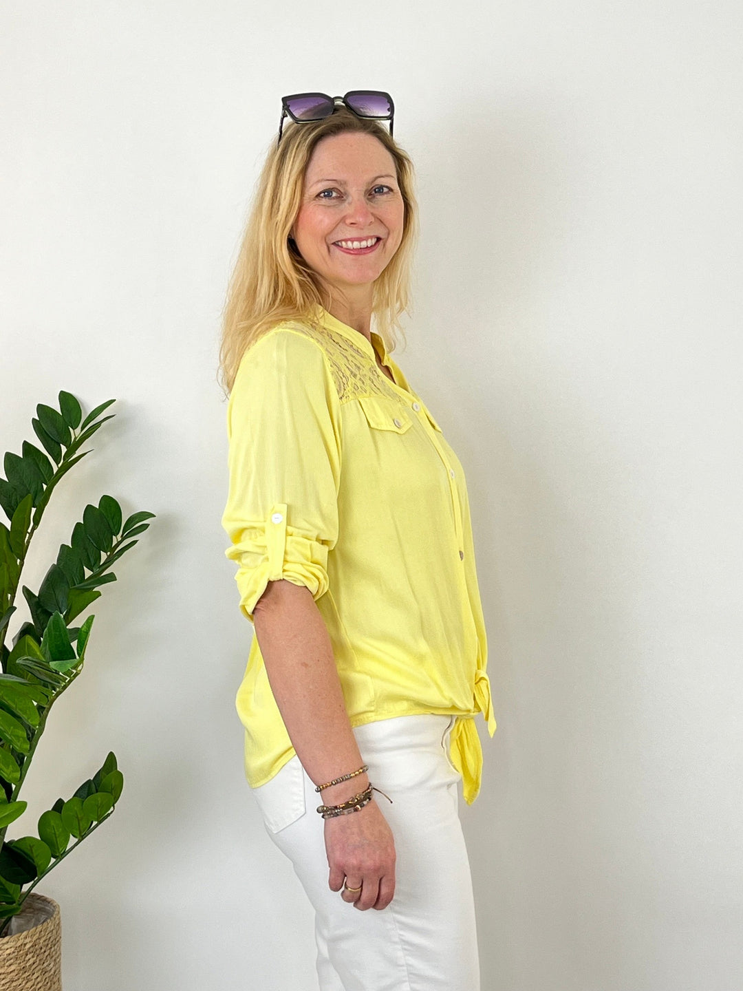 Bluse mit Spitzeneinsatz in Feincordoptik von Bella Vita - Mode &amp; Lifestyle