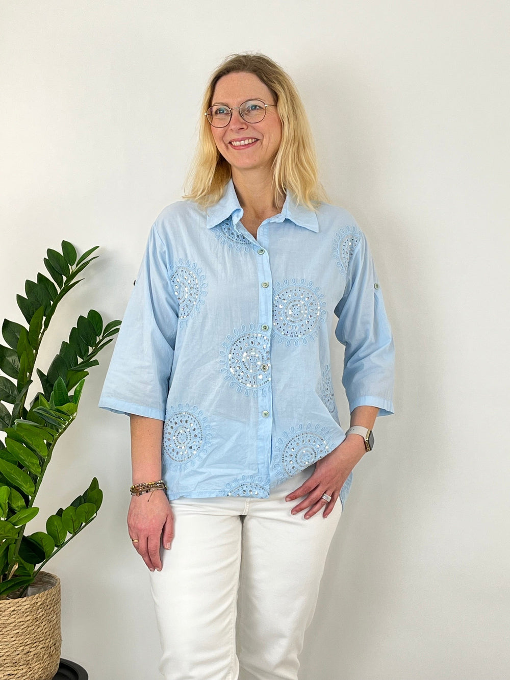 Bluse mit Stickerei und Paillettenverzierung von Bella Vita - Mode & Lifestyle