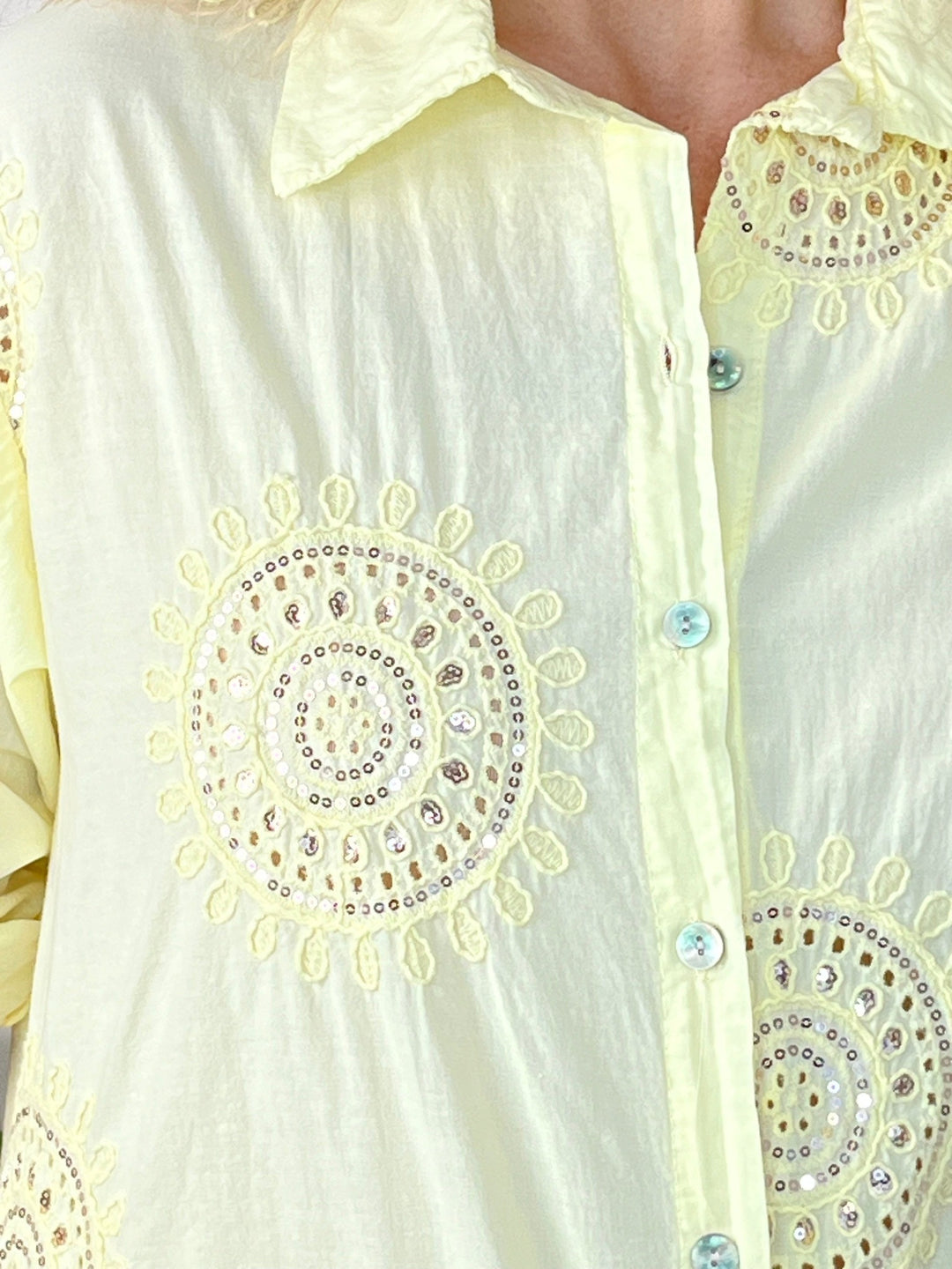 Bluse mit Stickerei und Paillettenverzierung von Bella Vita - Mode &amp; Lifestyle