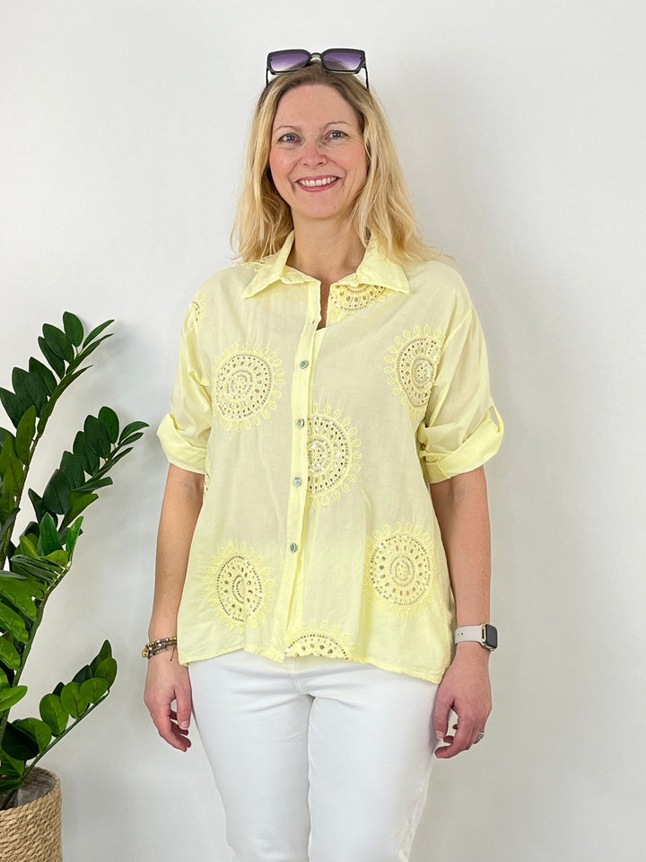 Bluse mit Stickerei und Paillettenverzierung von Bella Vita - Mode &amp; Lifestyle