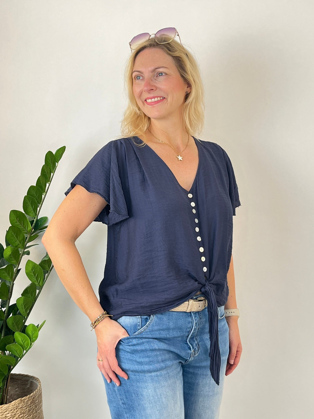 Marineblaue Viskosebluse mit Volantärmeln und Perlmuttknöpfen im Sommer-Look