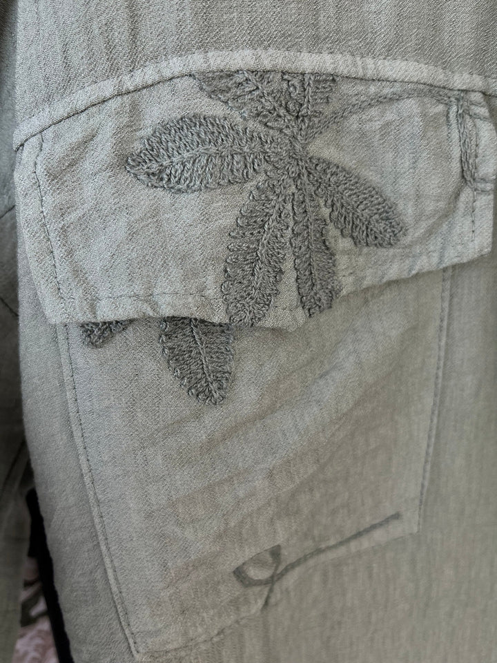 Blusenjacke mit floraler Stickerei, khaki von Bella Vita - Mode &amp; Lifestyle