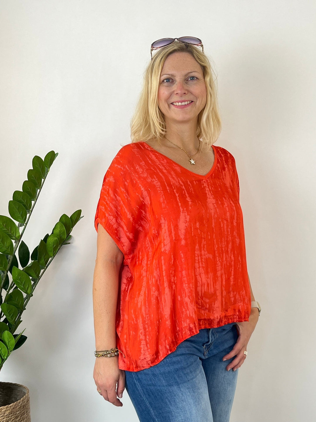 Orange Blusenshirt mit Alloverdruck und V-Ausschnitt im lockeren Schnitt