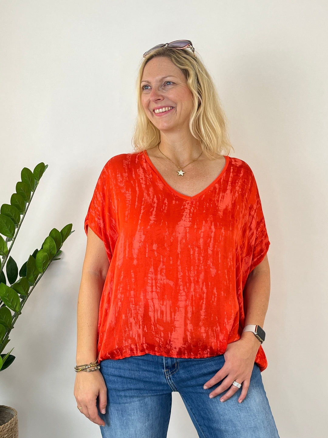 Orange Blusenshirt mit Alloverdruck, V-Ausschnitt und fließendem Stoff