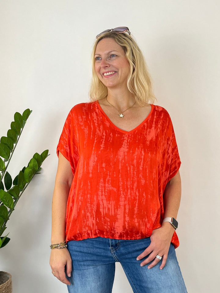 Orange Blusenshirt mit Alloverdruck, V-Ausschnitt und fließendem Stoff