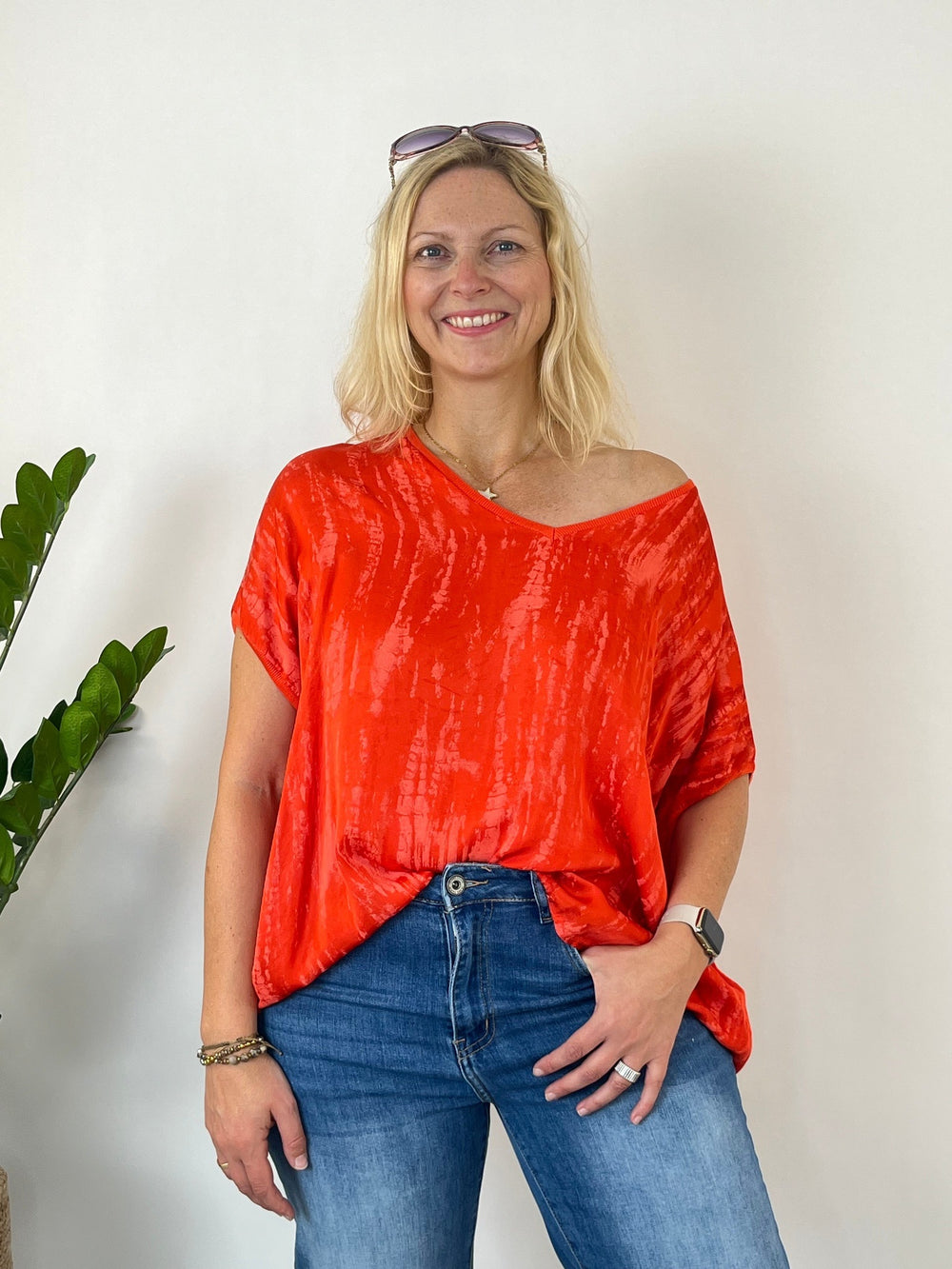 Orange Blusenshirt asymmetrisch mit freigelegter Schulter und kurzem Ärmel