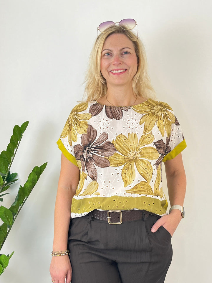 Cremefarbenes Blusenshirt mit Blumenmuster und gelbem Lochstickerei-Saum