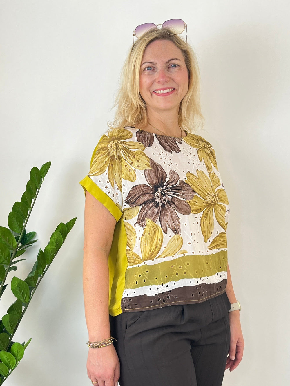Gelbes Blusenshirt mit floralen Motiven und gelbem Saumstreifen